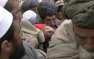 Шокирующие кадры: отчаявшиеся афганцы отдают детей через ограждение на терр ...