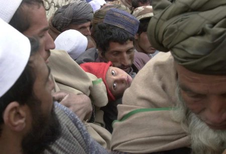 Шокирующие кадры: отчаявшиеся афганцы отдают детей через ограждение на территорию аэропорта (ВИДЕО)