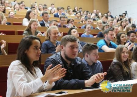 Перед началом учебного года на Украине избавились от непатриотичных работников образования