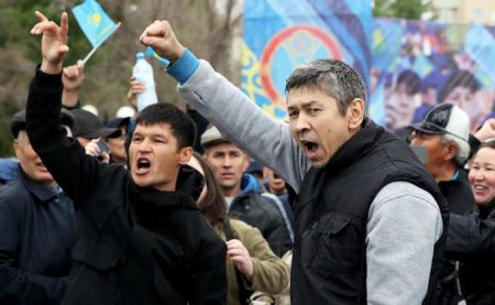 Ситуация в Казахастане накаляется: драки с силовиками, переброска военных, захват администраций штурмом (ВИДЕО)