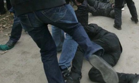 Толпа мигрантов избила человека у ТЦ в Москве