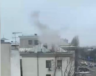 В посольстве России в Киеве жгут документы (Видео)