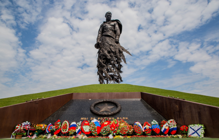 Фанаты «Зенита» перед выездом к «Спартаку» посетили Ржевский мемориал Советскому солдату