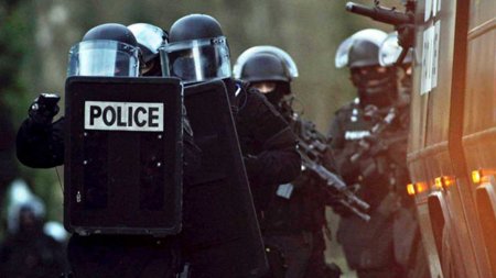 Драки с полицией и применение спецсредств: в Париже вспыхнули массовые беспорядки (ВИДЕО)