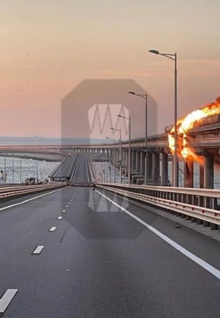 На Крымском мосту произошел взрыв и начался пожар, часть пролета для движения автомобилей рухнула в море