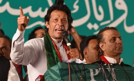 В Пакистане не спадает уровень политической турбулентности