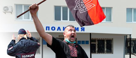 Крымские полициейские молча глотали оскорбления России от заукраинца