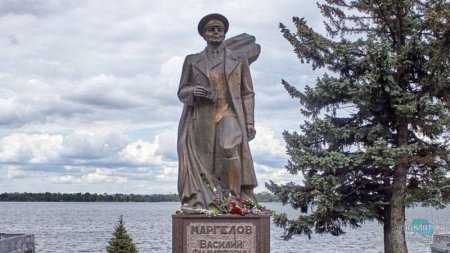 Украинские вандалы в Днепропетровске собираются снести памятник основателю  ...