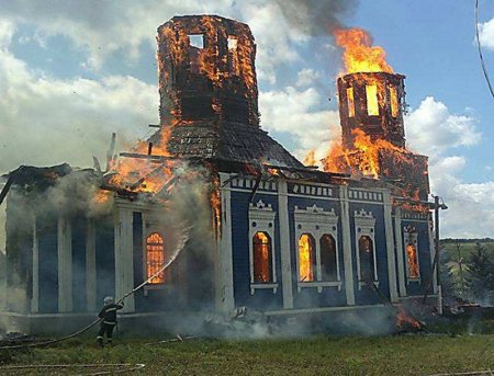 На Украине подожгли православный храм (ВИДЕО)