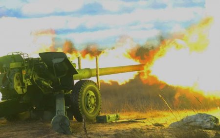 Русские артиллеристы накрыли боевиков ВСУ в городской застройке (ВИДЕО)