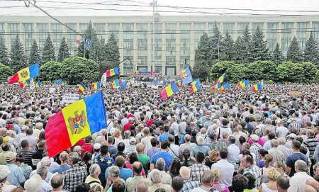 «Не наша война!» — в Кишинёве начался масштабный антиправительственный протест (ФОТО, ВИДЕО)
