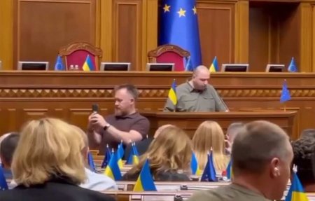 Разговоры и селфи: Рада проигнорировала первую речь нового министра обороны Украины (ВИДЕО)
