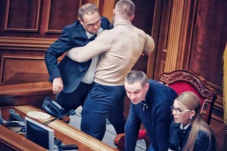 Сумасшедшая Украина: в Раде депутат-бандит «подрезал» телефон у нардепа-нациста (ВИДЕО)