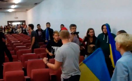Испанские студенты изгнали бандеровцев из университета и сожгли украинский флаг с символикой СС