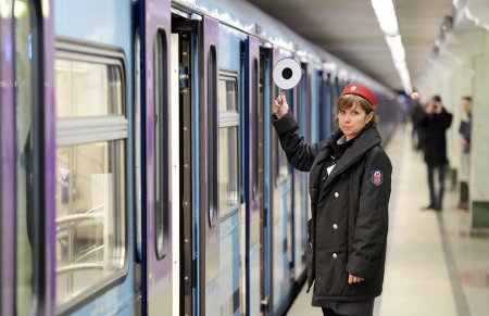 Парламентарии выступают за отдельные вагоны в метро для мам с детьми