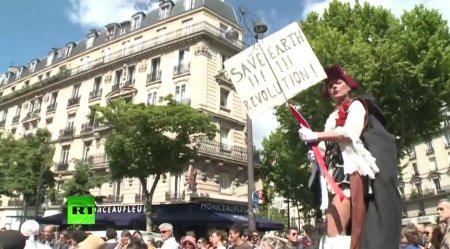В центре Парижа прошел митинг против крупнейшего производителя ГМО-продукто ...