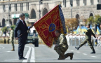 Военные стали на колени перед Порошенко (ФОТОФАКТ)