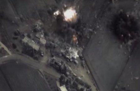 Самолеты ВВС РФ уничтожили командные пункты боевиков ИГ в Сирии.
