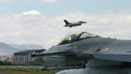 СМИ: двадцать самолетов ВВС Турции нарушили границы Греции