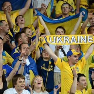 Украинские футбольные болельщики восхваляли Гитлера в прямом эфире.Запись п ...