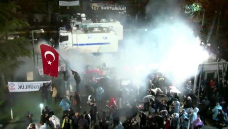 Полиция Стамбула колючей проволокой оцепила здание газеты Zaman