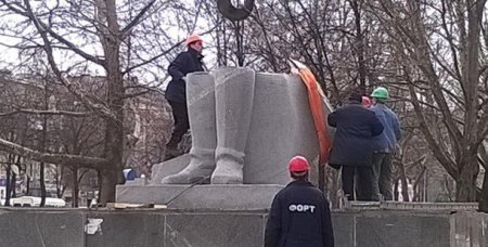 В Запорожье демонтировали памятник Кирову (видео)