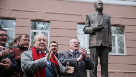 В Москве открыли трехметрового бронзового Жириновского