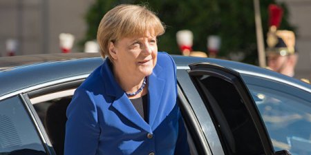 К приемной Меркель подкинули свиную голову