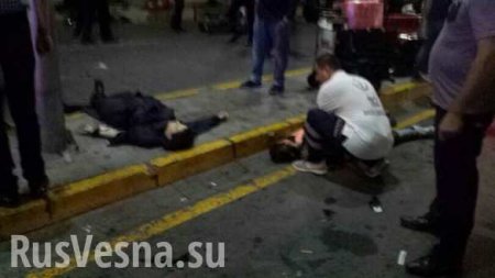 В результате взрывов в аэропорту Стамбула погибли 10 человек