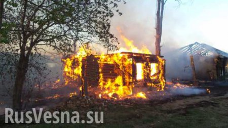 Жилой дом горит в Горловке в результате обстрела ВСУ