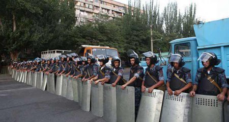 В перестрелке в Ереване ранен полицейский. Еще два боевика сдались