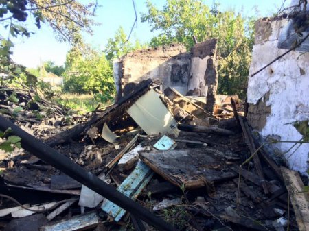 Последствия массированного ночного обстрела. Обстрелами укрофашистов повреждено более 30 домостроений, ранено двое мирных жителей