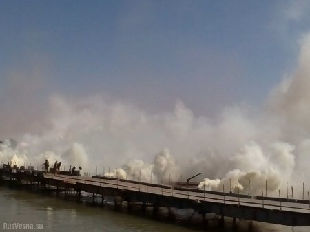 Битва за Дейр Зор: Российские военные скрывают за стеной дыма колонны техники при форсировании Евфрата (ФОТО)