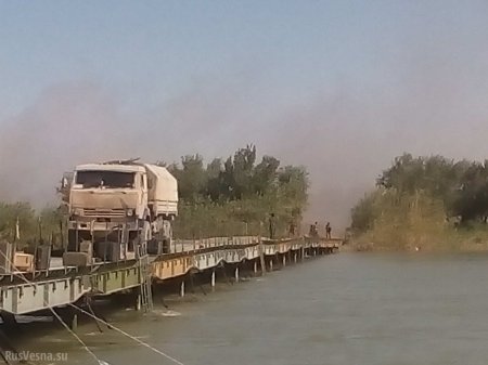 Битва за Дейр Зор: Российские военные скрывают за стеной дыма колонны техники при форсировании Евфрата (ФОТО)