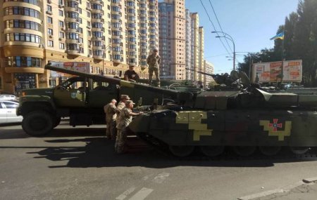 В Киеве столкнулись танк и военный грузовик