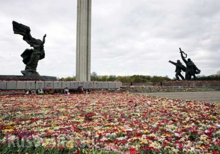 Десятки тысяч выйдут на защиту памятника Освободителям, — Русский союз Латвии
