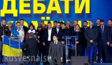 Зеленский и Порошенко встали на колени во время дебатов (ФОТО, ВИДЕО)