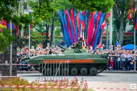 Донецк встретил День Победы парадом и шествием «Бессмертного полка»