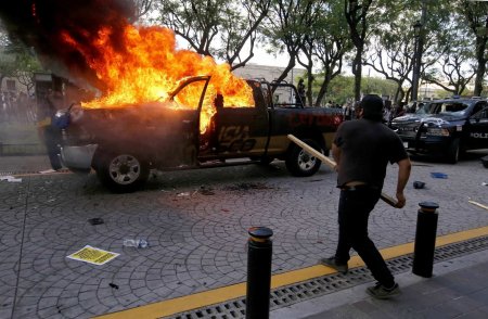 В Мексике начался бунт после убийства мужчины полицейскими (ФОТО, ВИДЕО 18+)