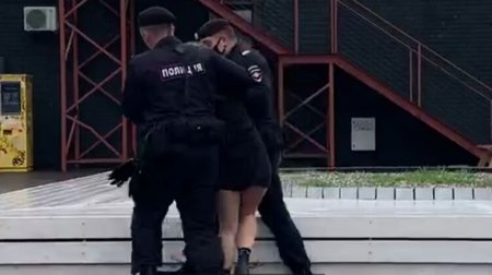 После акции с радужным флагом на здании ФСБ, администрации президента и Верховного суда участниц Pussy Riot задержали