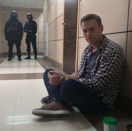МОЛНИЯ: Суд вынес решение по сроку Навального за дело «Ив Роше»