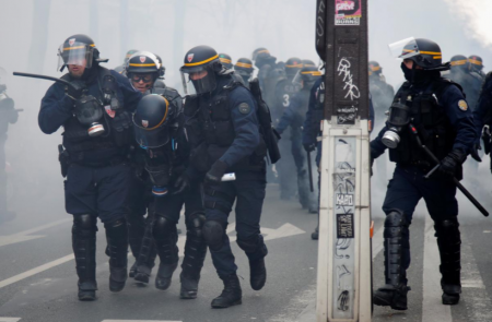 С понедельника непривитые поражены в правах: Франция вышла на улицы (ФОТО, ВИДЕО)