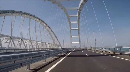 Движение автомобилей по Крымскому мосту приостановлено