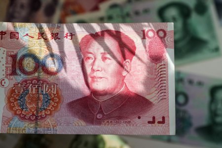 Власти продают юани, чтобы покрыть расходы бюджета. Что это значит для рубля и экономики?